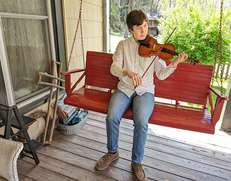 Marlee Merritt playing his fiddle